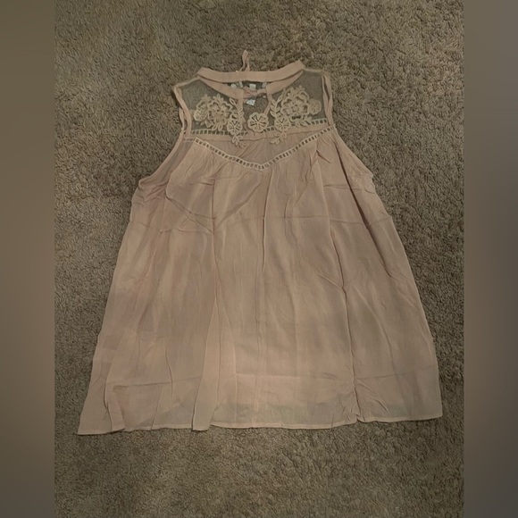 Hayden
Sleeveless light pink top with Lace Detail
NWT
Size Medium - Picture 2 of 2
